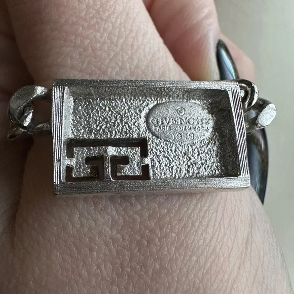 GIVENCHY Vintage 1979 Logo Plate Necklace - Picture 6 of 6